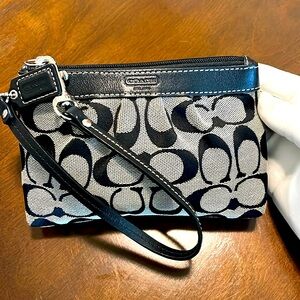🌸Authentic Coach Pleated Gray and Black Wristlet🌸